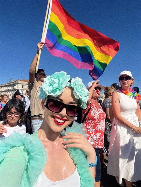 Milhares desafiam polícia e fazem parada LGBT na Hungria Guia Gay São