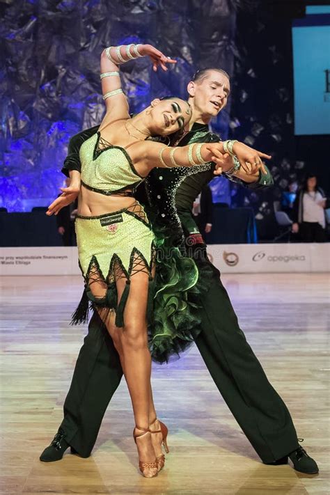 Bailarines Que Bailan La Danza Latina Imagen Editorial Imagen De Joven Hembra 108343325