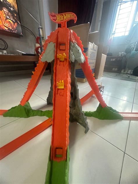 Hot Wheels Volcano Blast W O Cars Hobbies Toys Toys Games On Carousell