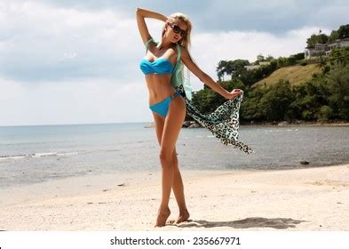 Hundred Pretty Girl Long Blond Hair Bikini Her Royalty Free Images Stock Photos Pictures
