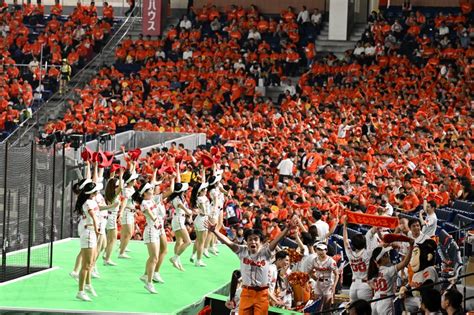 Eneos（横浜市）の応援団（1回戦） 第94回都市対抗野球 写真特集330 毎日新聞