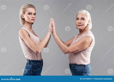 Belle Donne Ordinate Che Portano Le Cime Nude E Le Blue Jeans Immagine Stock Immagine Di Bello