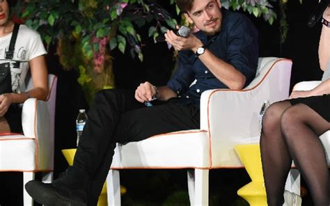 Ativista do Pussy Riot acusa governo russo de tentar envenená lo Monet Celebridades