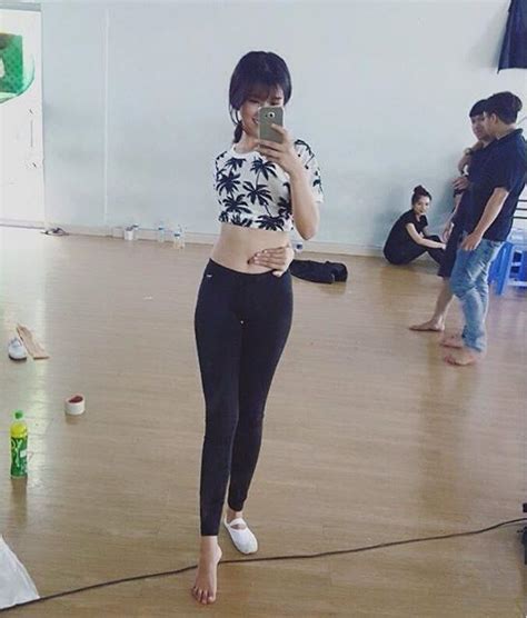 Tâm Tít bỏng mắt trong trang phục gợi cảm Quỳnh Anh Shyn khoe eo con kiến với bikini