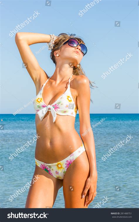 Portrait Happy Sexy Girl Bikini Posing库存照片281488751 Shutterstock
