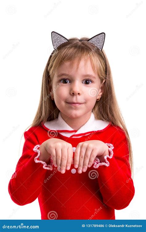 La Fille Blonde De Sourire Heureuse Dans Une Robe Rouge Avec Des Oreilles De Chat Se Réunissent