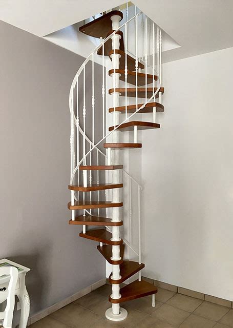 7 Inspirasi Desain Tangga Rumah Sempit Minimalis Terbaik