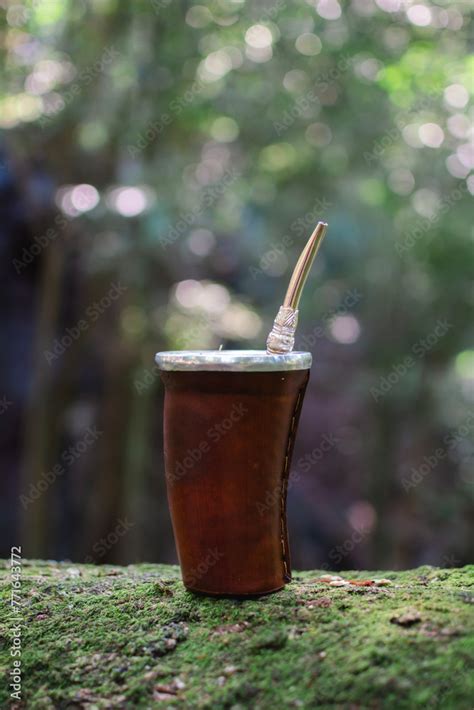 Mate De Cuero Con Yerba Mate Bebida Caliente Relajante Naturaleza Y