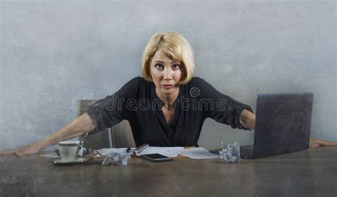 Jeune Belle Femme Blonde Soumise à Une Contrainte Et Contrariée Travaillant Avec L ordinateur