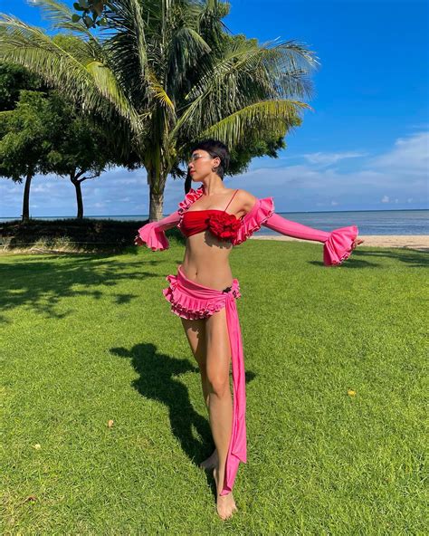 Tóc Tiên xả kho ảnh bikini được chồng chụp Saostar vn