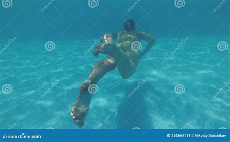 Eine Junge Sexy Frau in Einem Bikini Schwimmt Unter Wasser in Einem Außenpool Stock Video