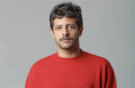 Ator Kelner Macêdo relembra beijo gay em série da Globo Verdades secretas Verdades Triangulos