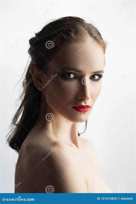 Il Bello Modello Della Ragazza Con Le Labbra Rosse Compone E Spalle Nude Fine Classica Sul