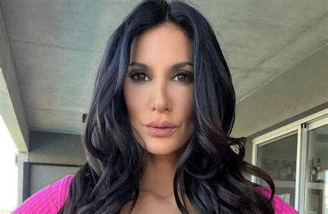 Silvina Escudero eligió la bikini con corazones blancos y enamoró