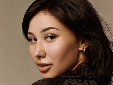 KiraKosarin Big Titted Brunette Female Webcam SexCamDB