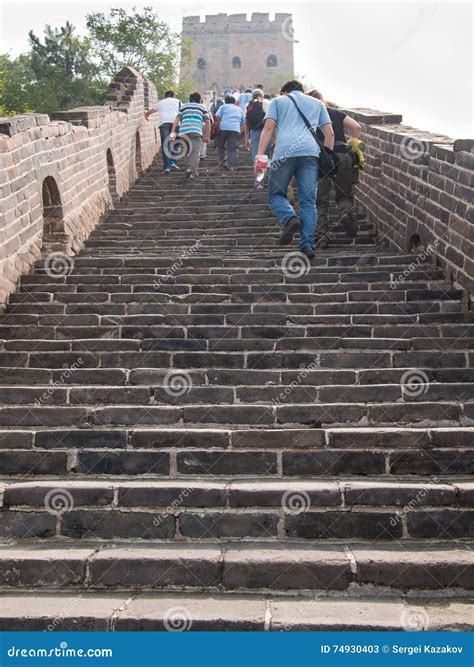 Gruppo Di Persone Che Scalano La Grande Muraglia Della Cina Fotografia