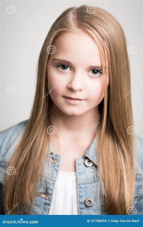 Belle Jeune Adolescente Blonde Dans Le Studio Image Stock Image Du Gosse Isolement
