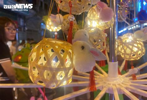 Cận cảnh chiếc đèn lồng trở thành hot trend hút hồn giới trẻ mùa Trung thu 2023