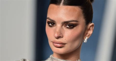 Emily Ratajkowski en lingerie aguicheuse et micro jupe au défilé Jacquemus EmRata était la