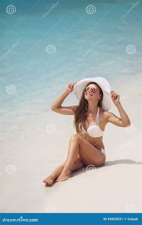 Mujer Hermosa En Un Bikini Y Un Sombrero Blancos En La Playa Imagen De