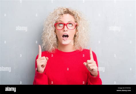 Jeune Femme Blonde Aux Cheveux Boucl S Sur Fond Gris Grunge Tonn Et Surpris De La Recherche De