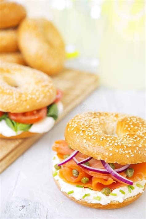 Aangestoken Ongezuurd Broodje Met Zalm En Roomkaas Helder Stock Foto