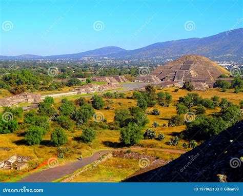 M Xico Teotihuac N Paso Elevado De Los Muertos Pir Mide Del Sol Y