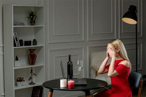 Amour Virtuel Jolie Fille Blonde En Robe Rouge Distance Avec Du Vin Et Des Bougies Couvrant