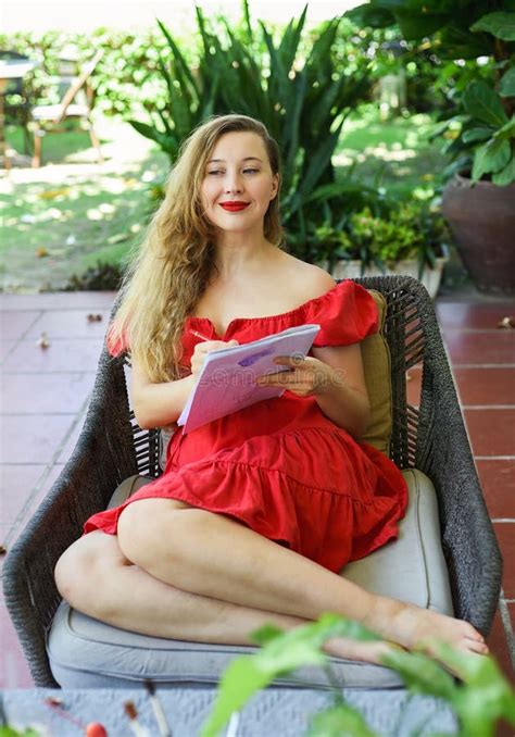 Belle Femme Blonde Artiste Et Illustrateur Pensant L Id E D Un Dessin Assis Sur Un Canap