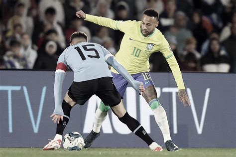 Neymar sofre grave lesão no joelho contra o Uruguai e deixa o campo