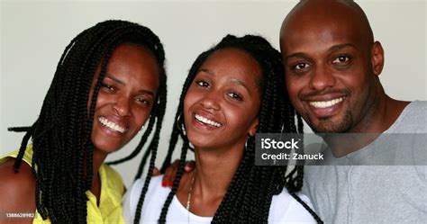 Photo Libre De Droit De Belle Famille Africaine Noire Souriant À