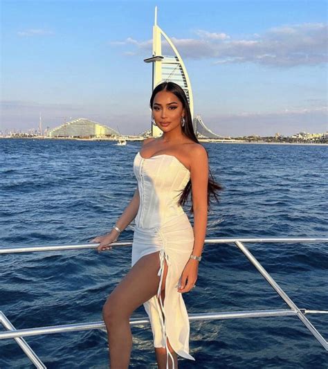 Hot Sexy Dilara Ozcan Bikini Pics