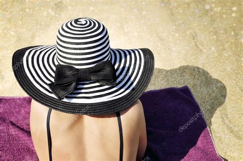 Mujer Elegante Con Un Bikini Negro Y Un Gran Sombrero De Verano A Rayas Blanco Y Negro Est