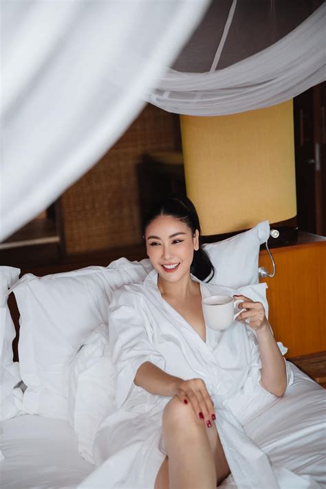 Kỳ Duyên mặc váy cut out khoe eo nóng bỏng Doãn Hải My quyến rũ với bikini trên biển