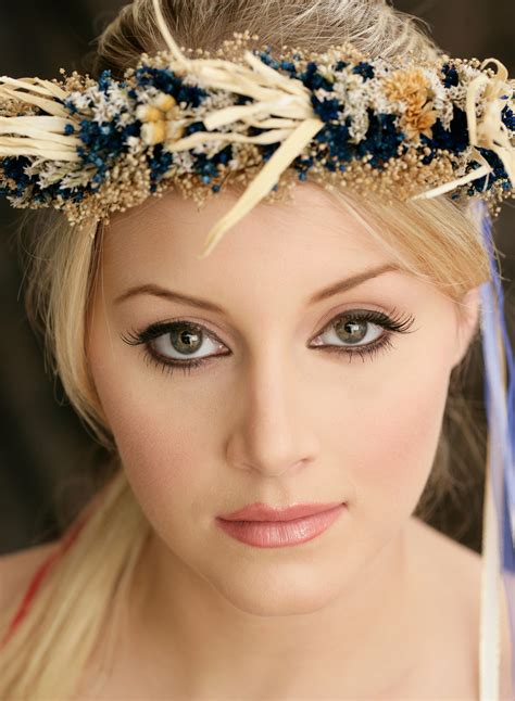 Model Hd Face Wreath Brunette Hd Wallpaper Rare Gallery