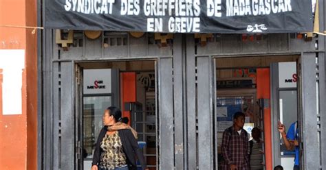 Menace de grève des greffiers le ministère appelle au dialogue