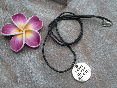 Schmuck-und-Schmückendes: never, never give up......