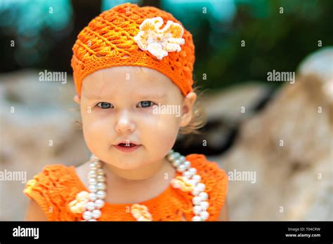 Kleines mädchen bikini strand allein Fotos und Bildmaterial in hoher Auflösung Alamy