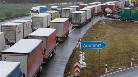 Unfall Mit Mehreren Lkw Auf A7 Bei Neuenstein Hessenschau De Panorama