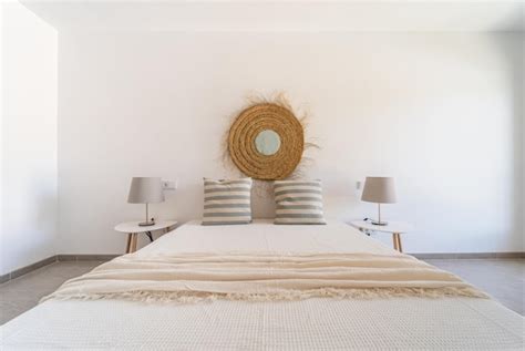 Cama En El Dormitorio Principal Con Dos Almohadas Y Dos Lámparas De