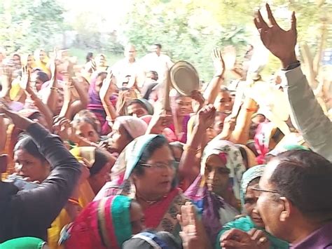 Demonstration By Playing Plate With Spoon Siege Of Bsa Office संतकबीर नगर में रसोईयों का फूटा