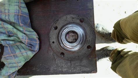 Правый поворотный кулак, ступица и передний ступичный подшипник ...