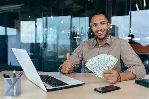 Retrato De Un Exitoso Joven Inversionista Financiero Sonriendo Y