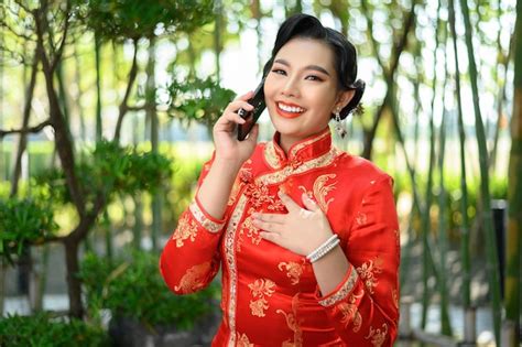 Premium Photo Portrait Pretty Asian Woman In A Chinese Cheongsam