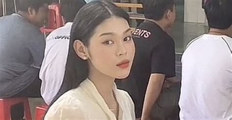 Phát hiện một hot girl đi khám nghĩa vụ quân sự ngồi giữa dàn nam n