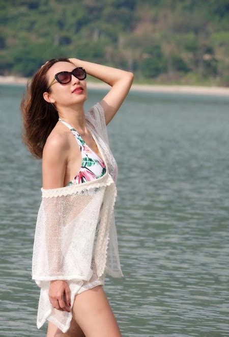 Hoa H U Ng C Di M Khoe Ng Cong N Ng B Ng V I Bikini