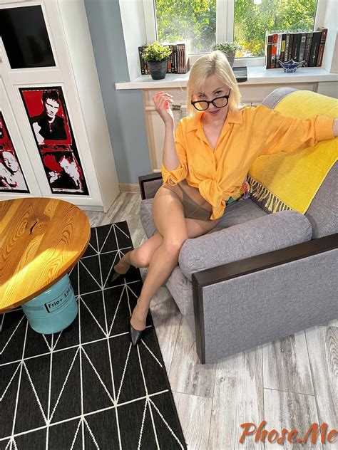 Blonde Milf In Tan Pantyhose And Heels Pics XHamster