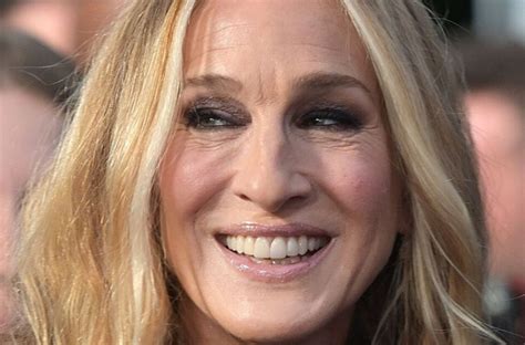 La star a flashé de la lingerie noire Sarah Jessica Parker dans une tenue décolletée est