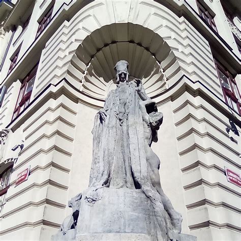 Judah Loew Ben Bezalel Statue Prague Ce Quil Faut Savoir