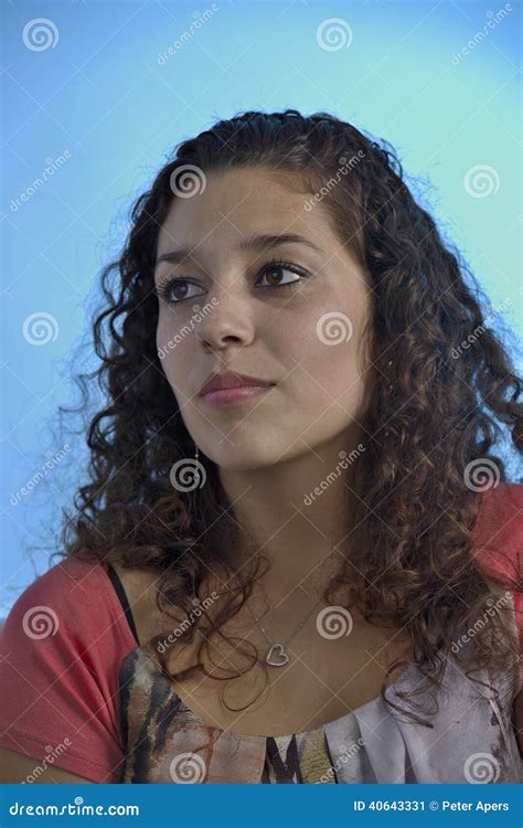 Bella Ragazza Latina Con Capelli Ricci Immagine Stock Immagine Di Sfondo Marrone